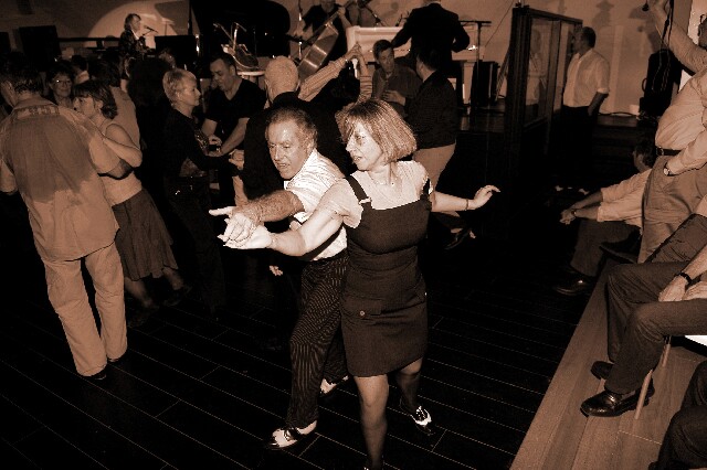 min 2006 12 16 beaune boogie 359 sepia